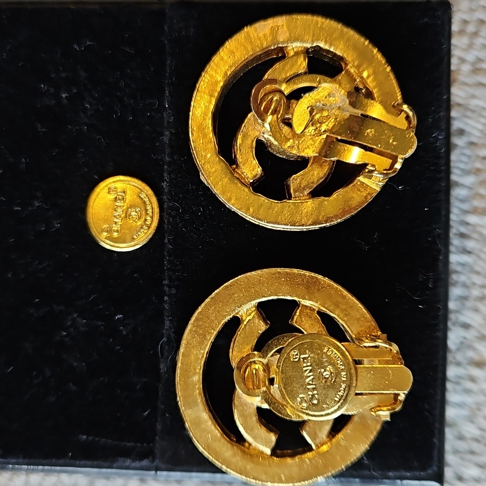 🥰KEEPING🥰 CHANEL Vintage Gold Crystal CC Logo Clip Earrings 1970s - Picture 5 of 11
